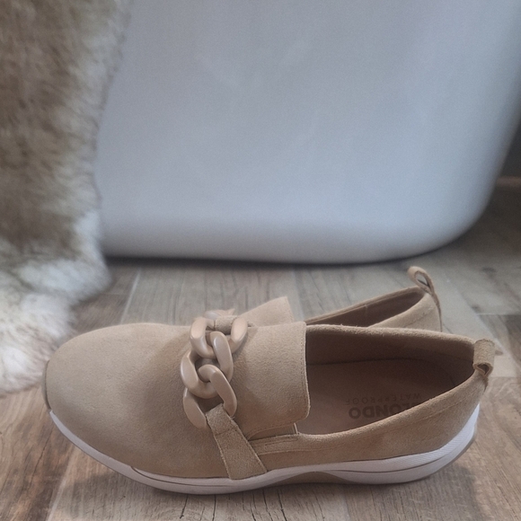 NWOB Blondo Melody Waterproof Tan &White Slip-On Sneakers with Chunky Sole Sz 11 - Picture 3 of 9